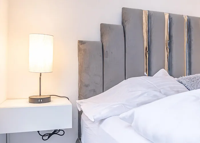 Stylish 2br & Living Room, Heart Of Apartment *