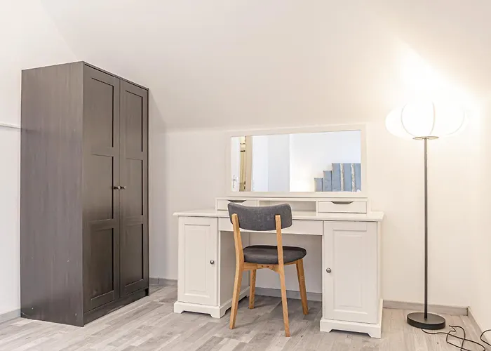 Stylish 2br & Living Room, Heart Of Apartment *