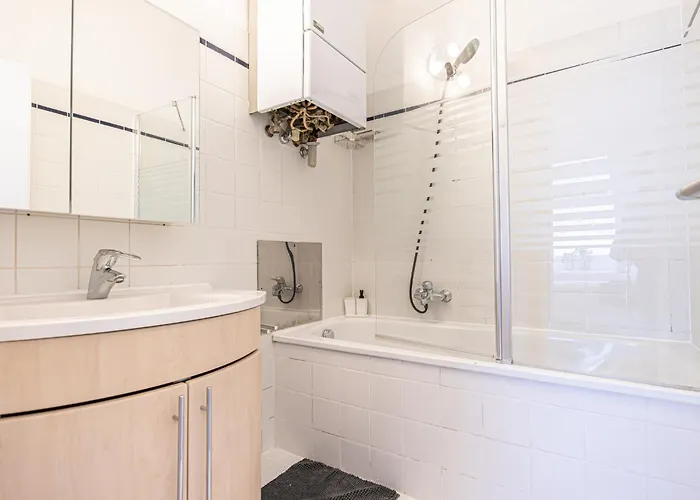Stylish 2br & Living Room, Heart Of Apartment